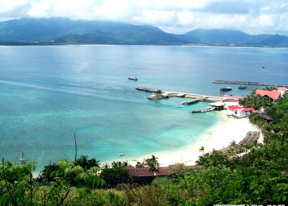 《非诚勿扰2》中在海南三亚一个酒店里拍摄的那个酒店叫什么酒店？