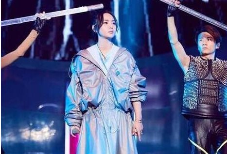 关于周笔畅被吊在半空中的介绍。