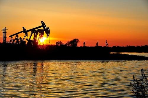 近日，阿联酋宣布新发现石油资源，当地实施了什么采取方案？