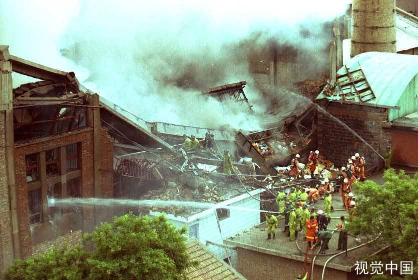 记者直播工厂火灾时手机被抢,记者直播的行为是否存在不妥?