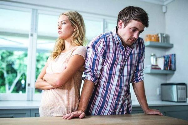 萧山一对夫妻吵架，丈夫从20楼撒现金，丈夫的这一行为合法吗？