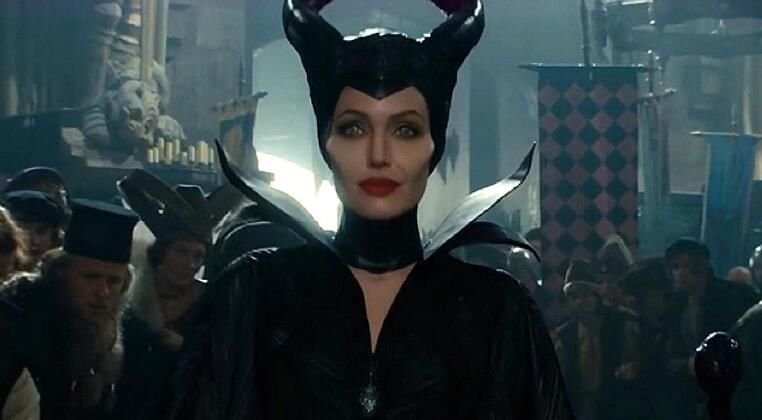 欧洲对女巫的刑罚：女巫的椅子 被众人刑罚的恐怖场景