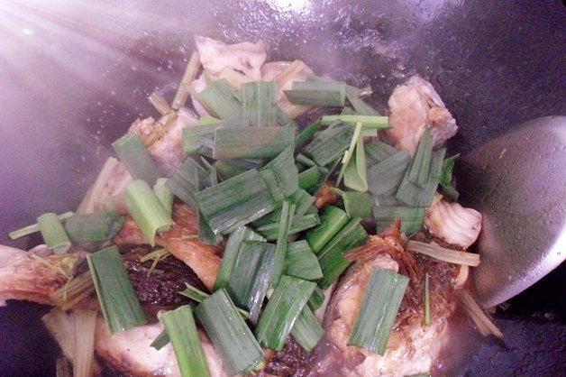 九门寨石锅鱼怎么做？