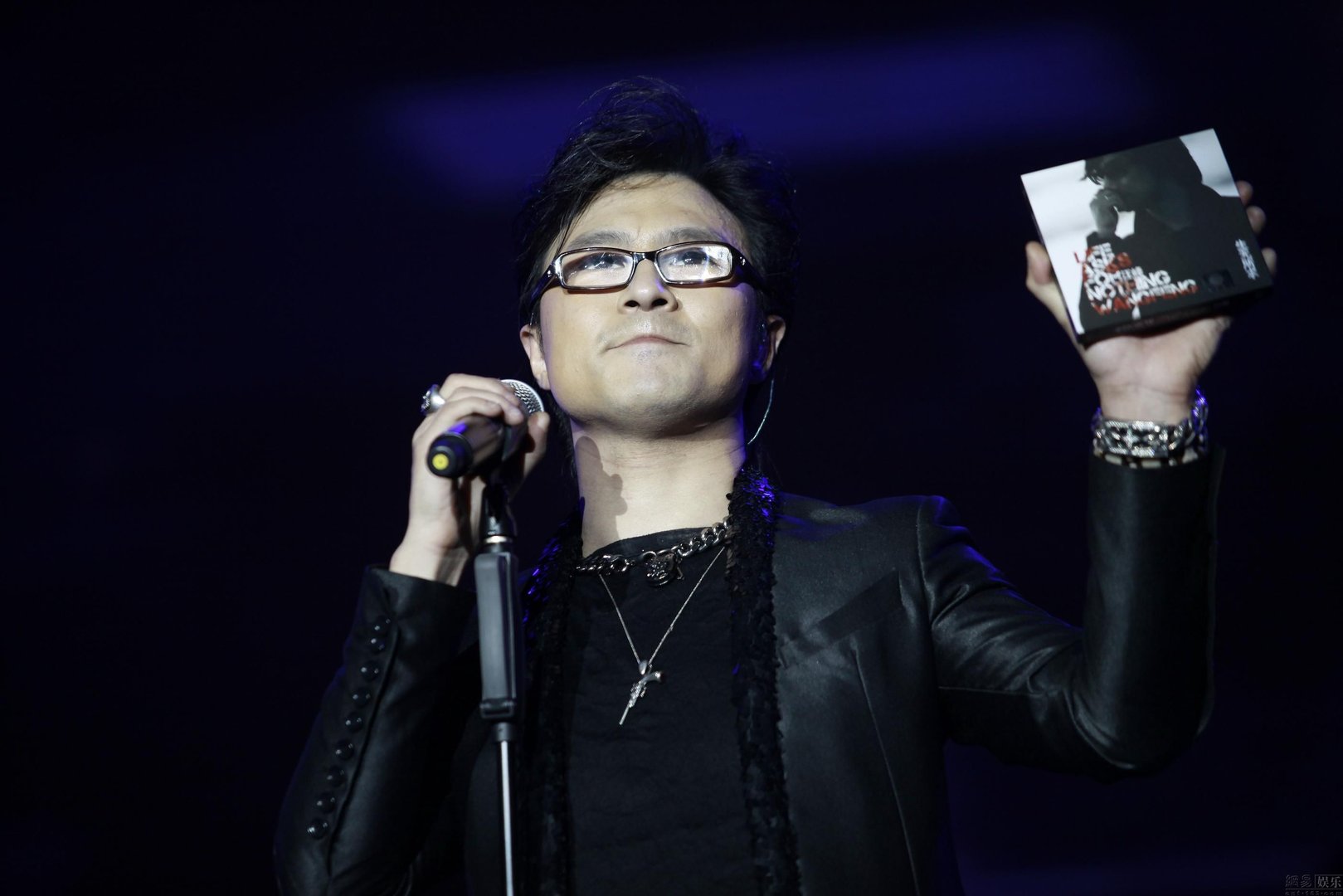 歌词是可我相信未来会给我一双梦想的翅膀，求歌名是什么d