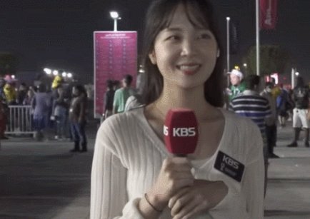 韩国美女记者郑伊秀在直播世界杯时遭球迷强搂，面对这种无理行为该怎么办？