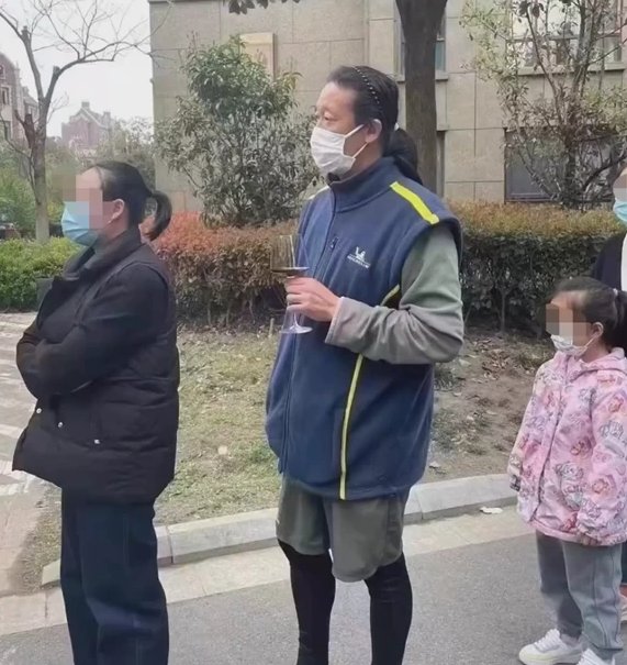 上海大叔举着红酒杯排队做核酸，他为何会有如此举动？
