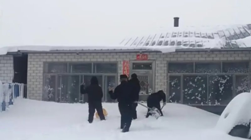男子醒来发现宿舍被雪掩埋，几米高的雪令网友瞠目结舌，到底咋回事？
