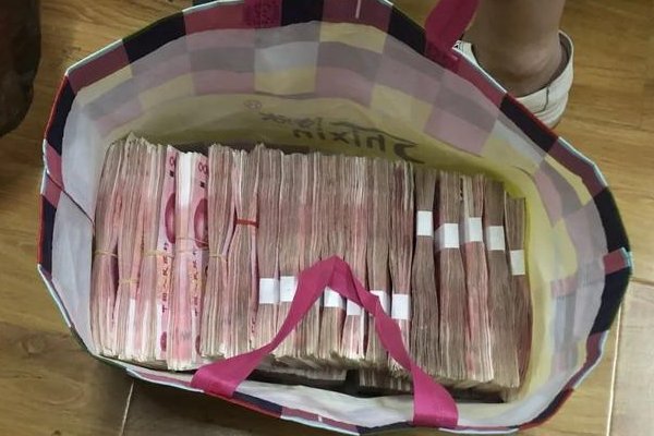 上海民警从地下挖出160万元现金，背后涉及了怎样的大案？