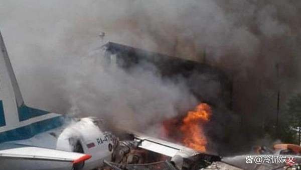 东航一客机失事，人一直都在飞机里，为何空难后却很难找到遇难者的遗体呢？