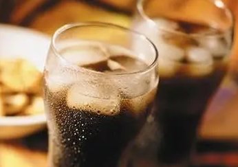 浙江女子每天喝十余瓶饮料致休克，经常喝饮料还有哪些危害？