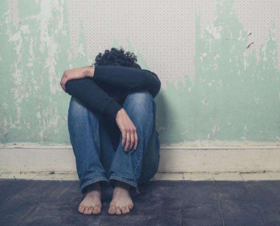 四川一40岁男子深夜从27楼跳下后死亡，案件中哪些信息值得关注？