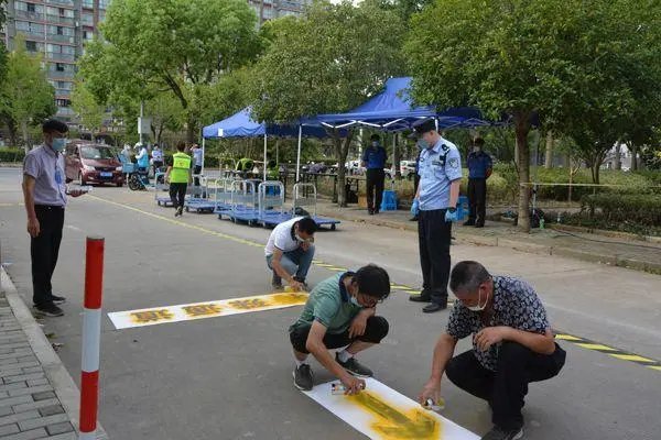 山东三名男子被困在隔离小区后当起了志愿者，你如何看待他们的做法？