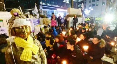 韩媒:韩国两团体在“慰安妇”少女像附近发生近4小时冲突,到底咋回事?