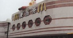 英国五十名青少年闯入一家麦当劳餐厅抢走食品，这是怎么回事？