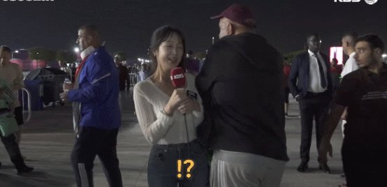 韩国美女记者郑伊秀在直播世界杯时遭球迷强搂，面对这种无理行为该怎么办？