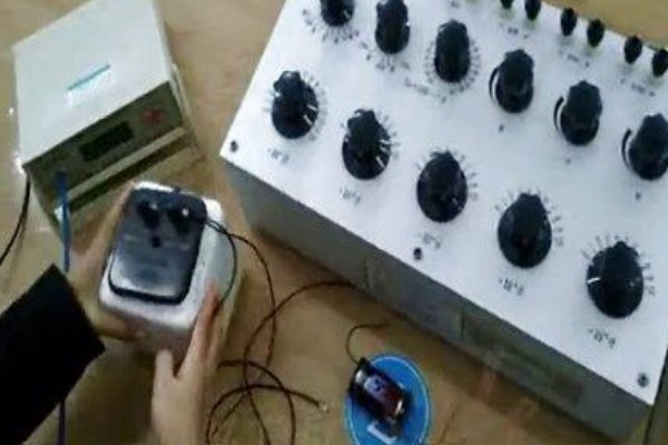 用线式电位差计如何测量干电池的电动势?