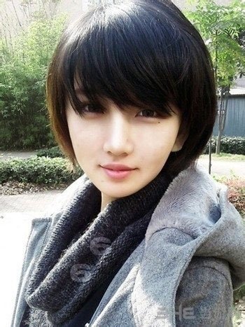 经常被当头像，这个黑色毛衣的女生是谁？