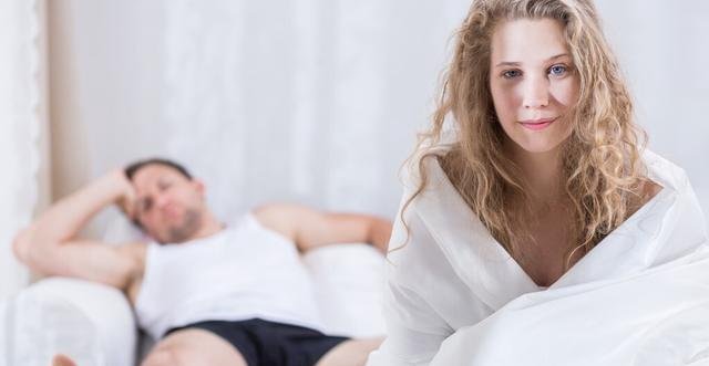 女子裸睡误把男子当丈夫被强奸,男子称她很主动,如何定性?