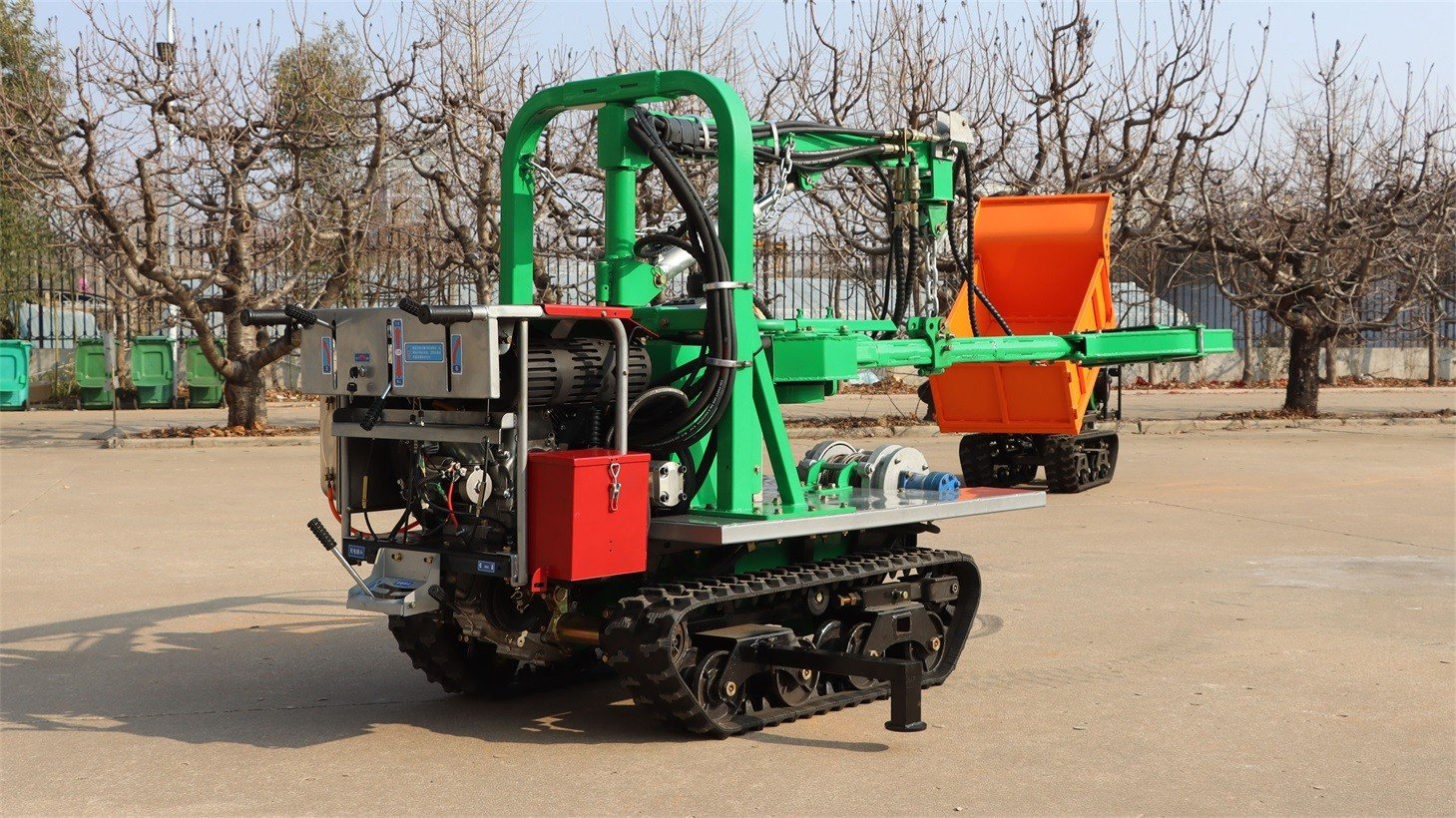 履带自走式液压振动山核桃采摘机采收机可以爬山作业吗？