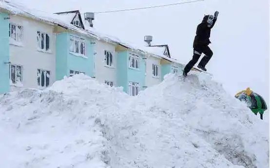 男子醒来后发现宿舍被雪掩埋了，几米高的雪令网友瞠目结舌，到底是咋回事？