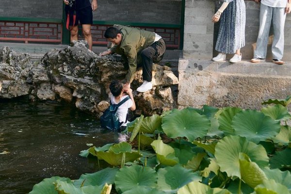 《隐秘的角落》里的严良救落水男孩，你从他身上看到了哪些可贵的品质？