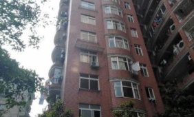 杭州夫妻深夜吵架，丈夫竟将1万多现金从楼上扔下，你如何看待他的行为？